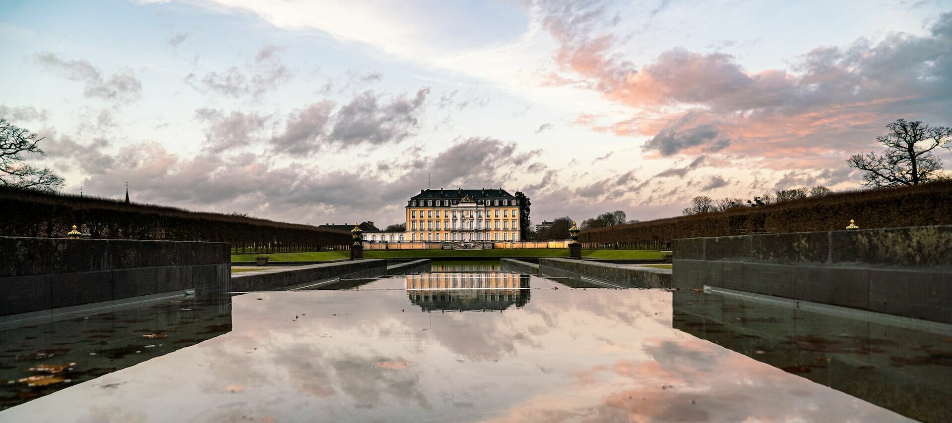 Schloss Augustenburg in Bruehl spiegelt sich in dem Teich des Gartens 