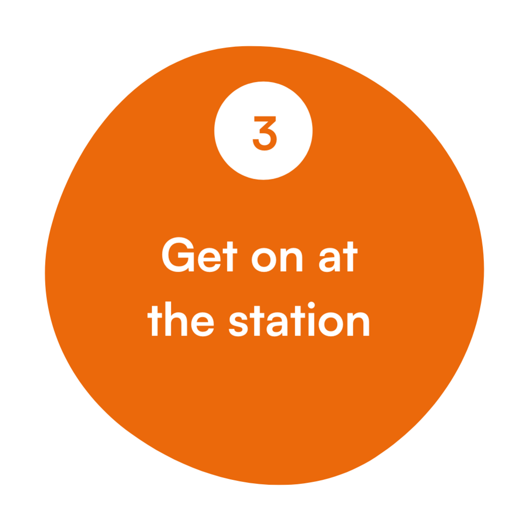 Oranger Kreis mit der Zahl drei und der Aufschrift Get on at the station