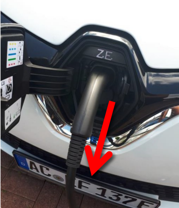 Stecker in Logoklappe vom ZOE ZE50