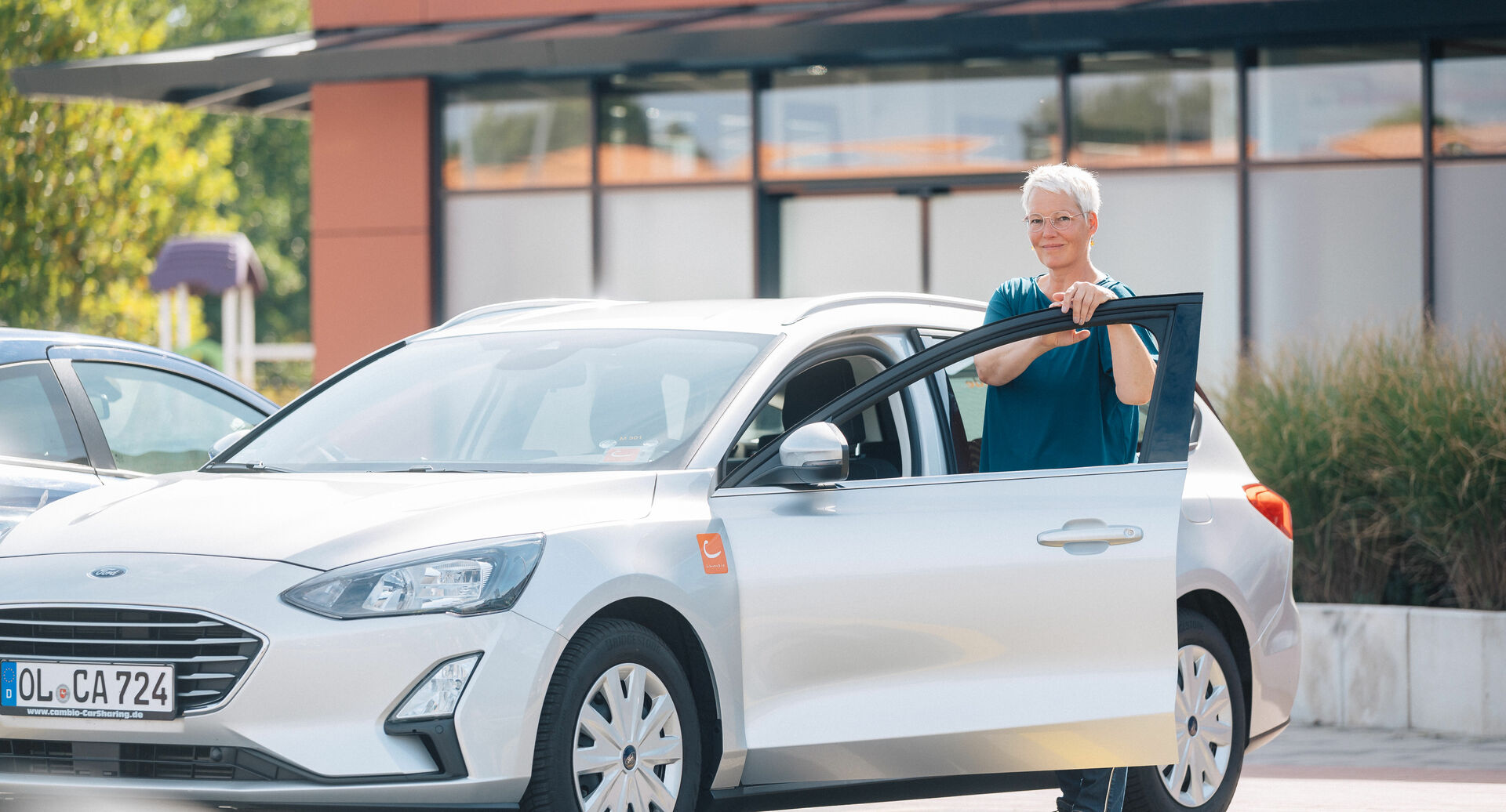 Frau am cambio-Auto