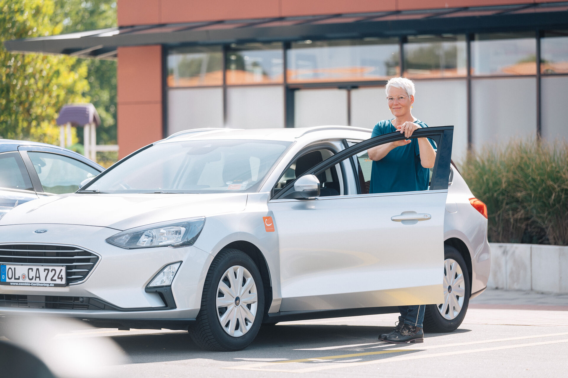 Frau am cambio-Auto