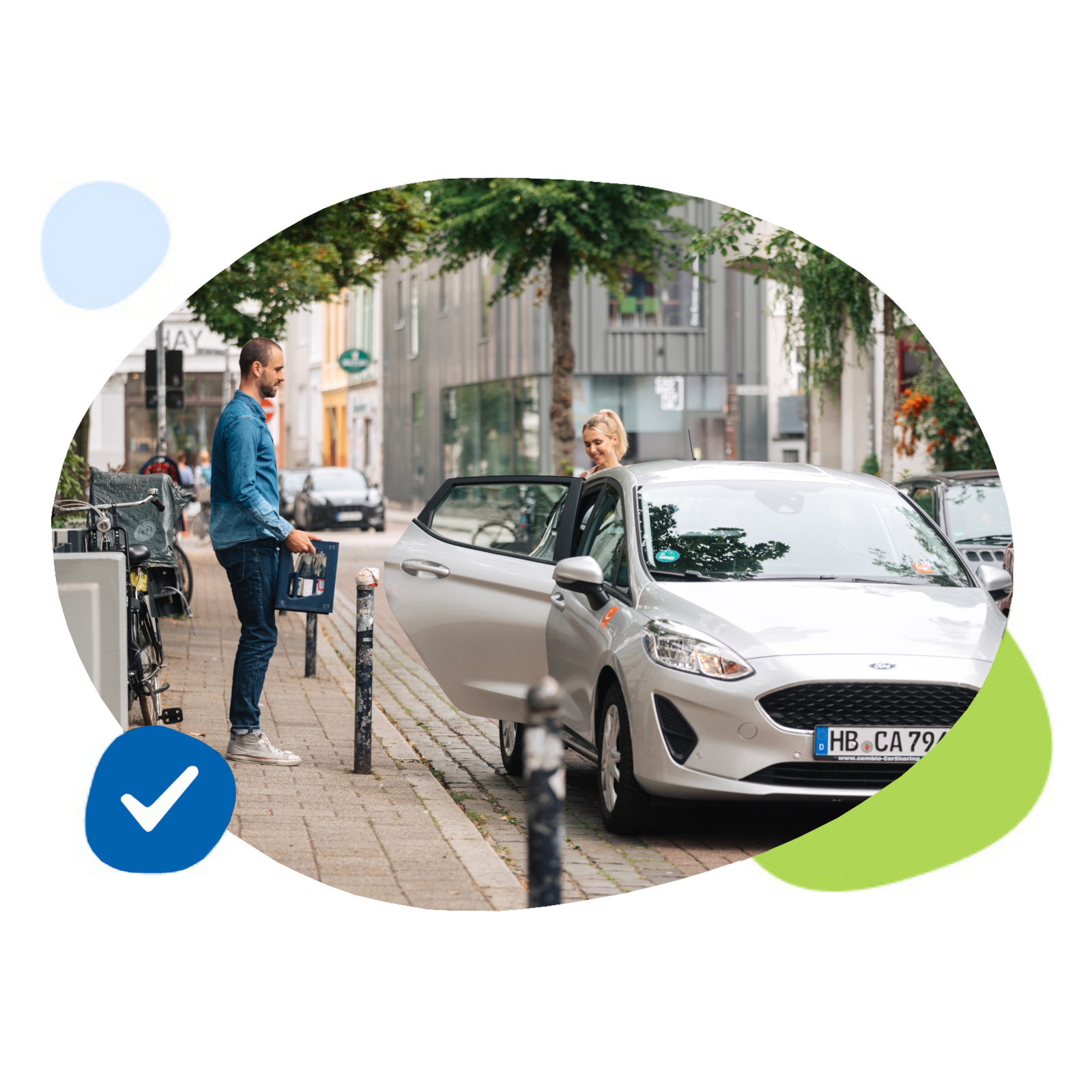 Ein Mann trägt einen Getränkekasten in ein Auto