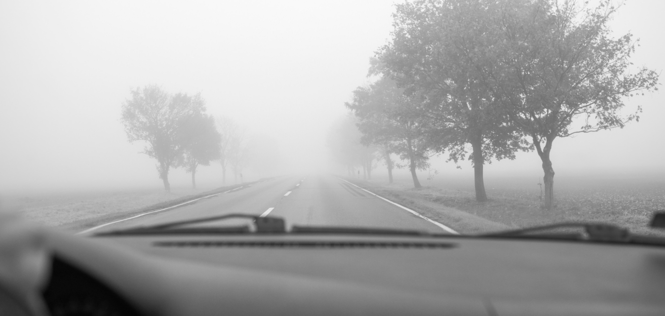 Auto auf Straße im Nebel