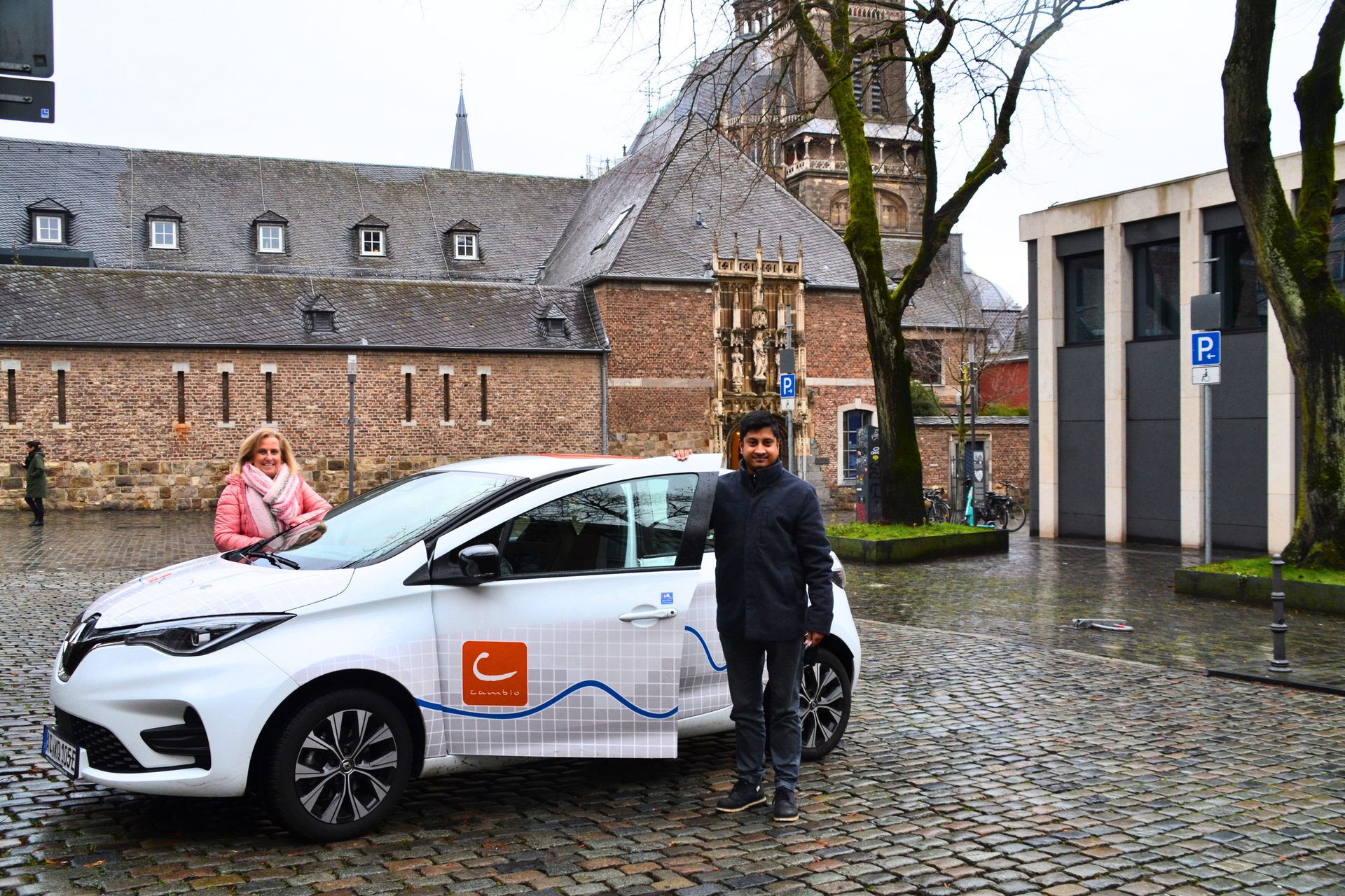 Paolo Arns und Manuela Kell an der Station Klosterplatz in Aachen