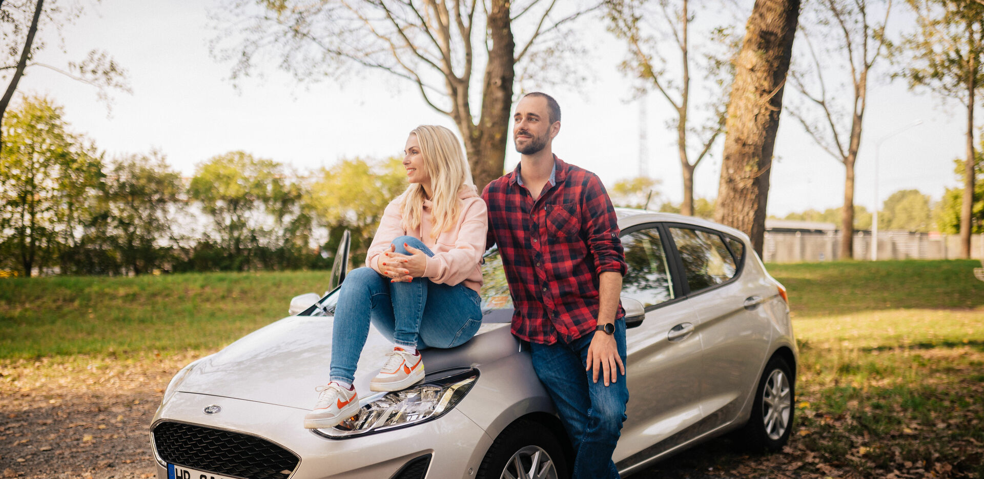 Mann und Frau am cambio-Auto