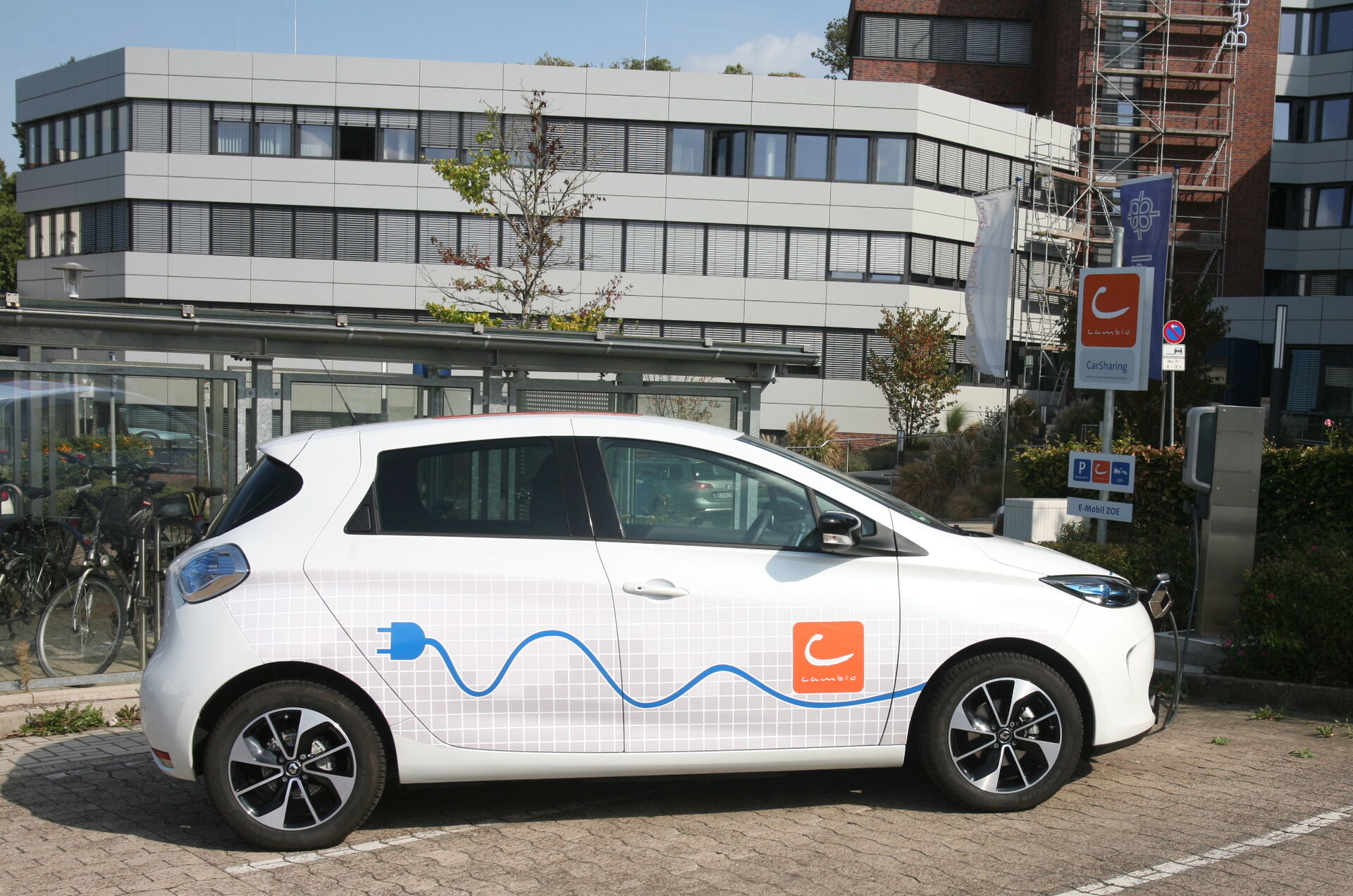 Ein cambio-E-Auto an der Station von der Seite aufgenommen.