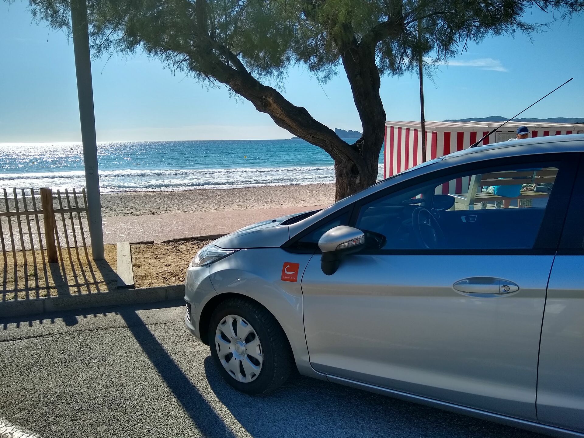 cambio-Auto parkt mit Blick aufs Mittelmeer