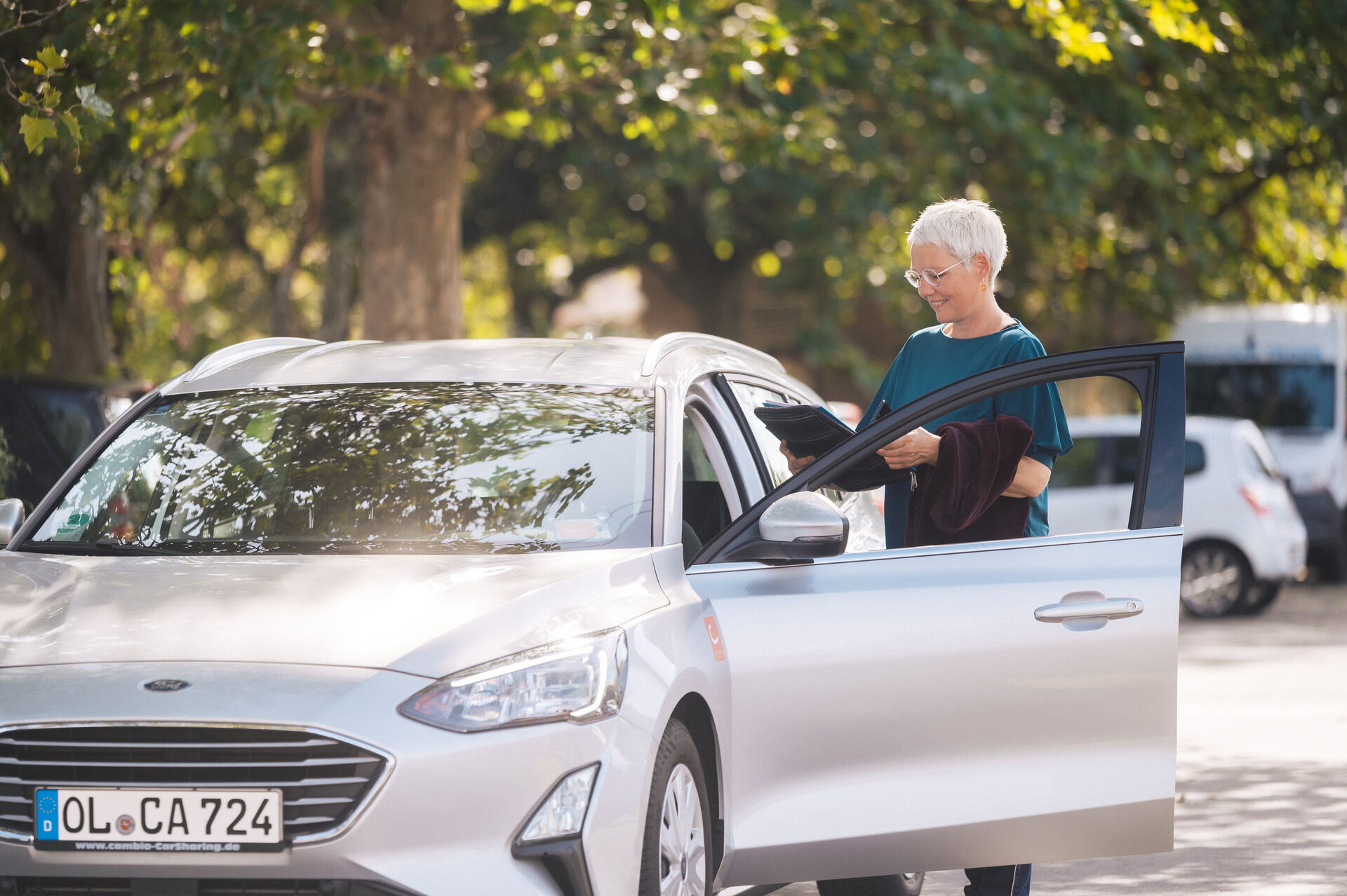 Frau im cambio-Auto