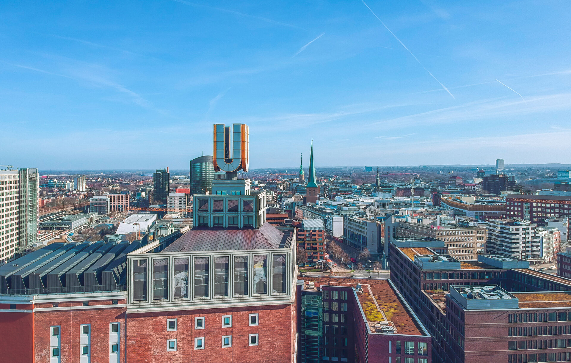 Blick über die Dächer von Dortmund mit dem Dortmunder U im Vordergrund