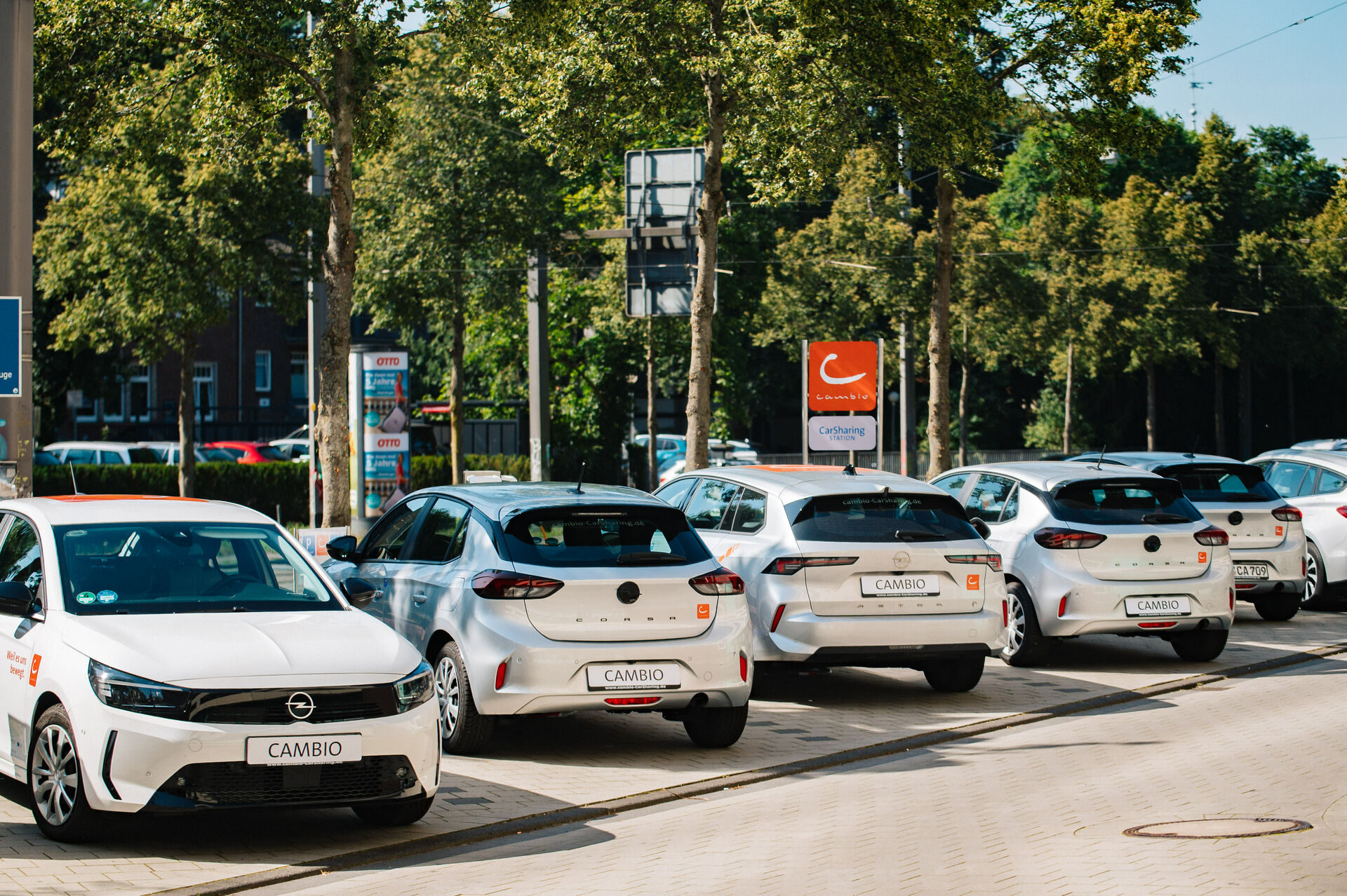 Sechs CarSharing-Fahrzeuge stehen an einer CarSharing-Station.