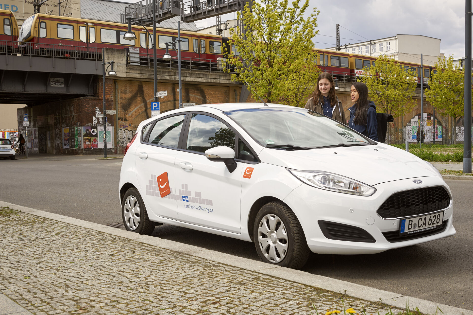 cambio-Auto vor Berliner S-Bahn-Brücke