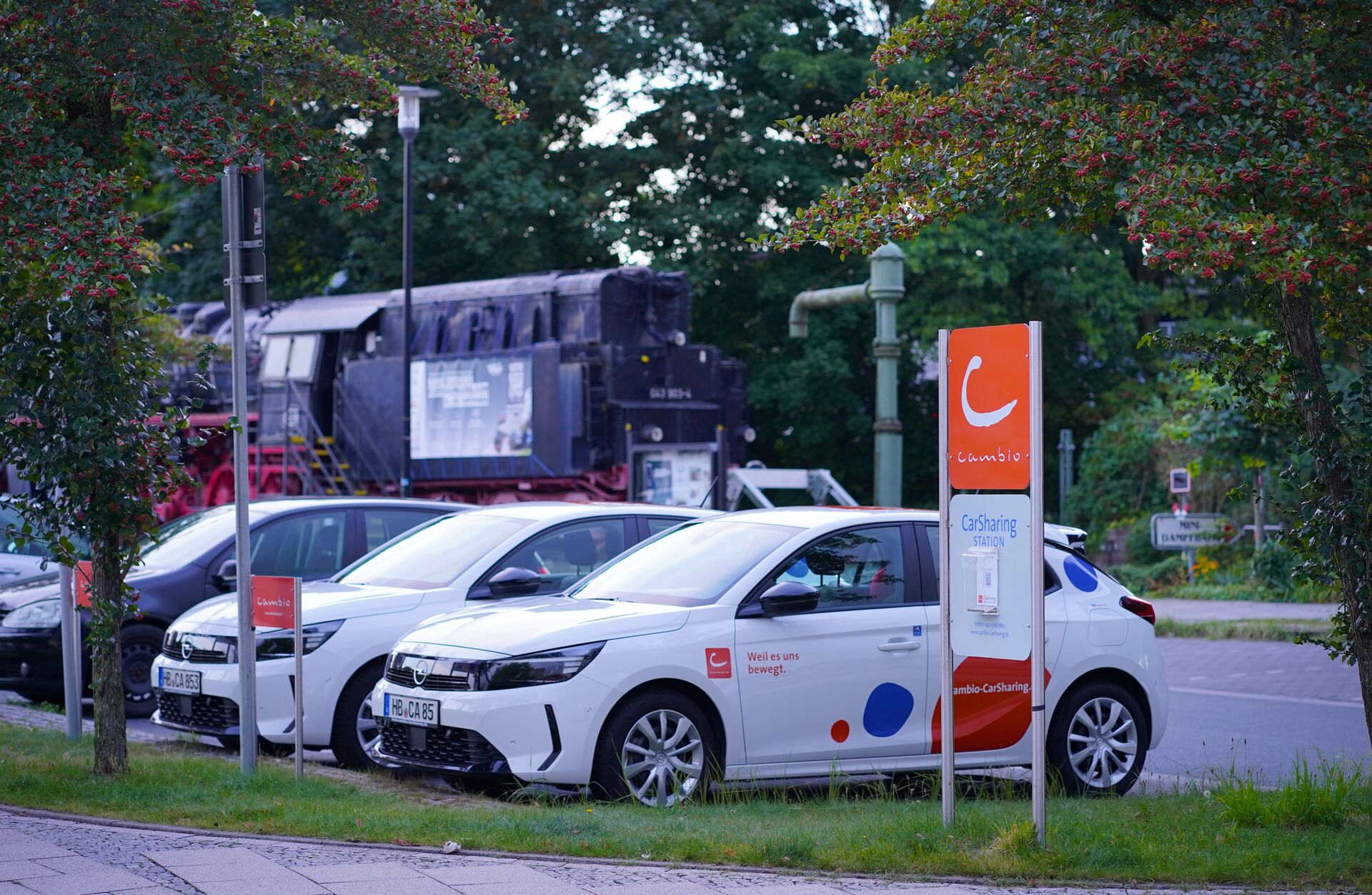 Zwei Autos stehen an einer CarSharing-Station von cambio in Emden
