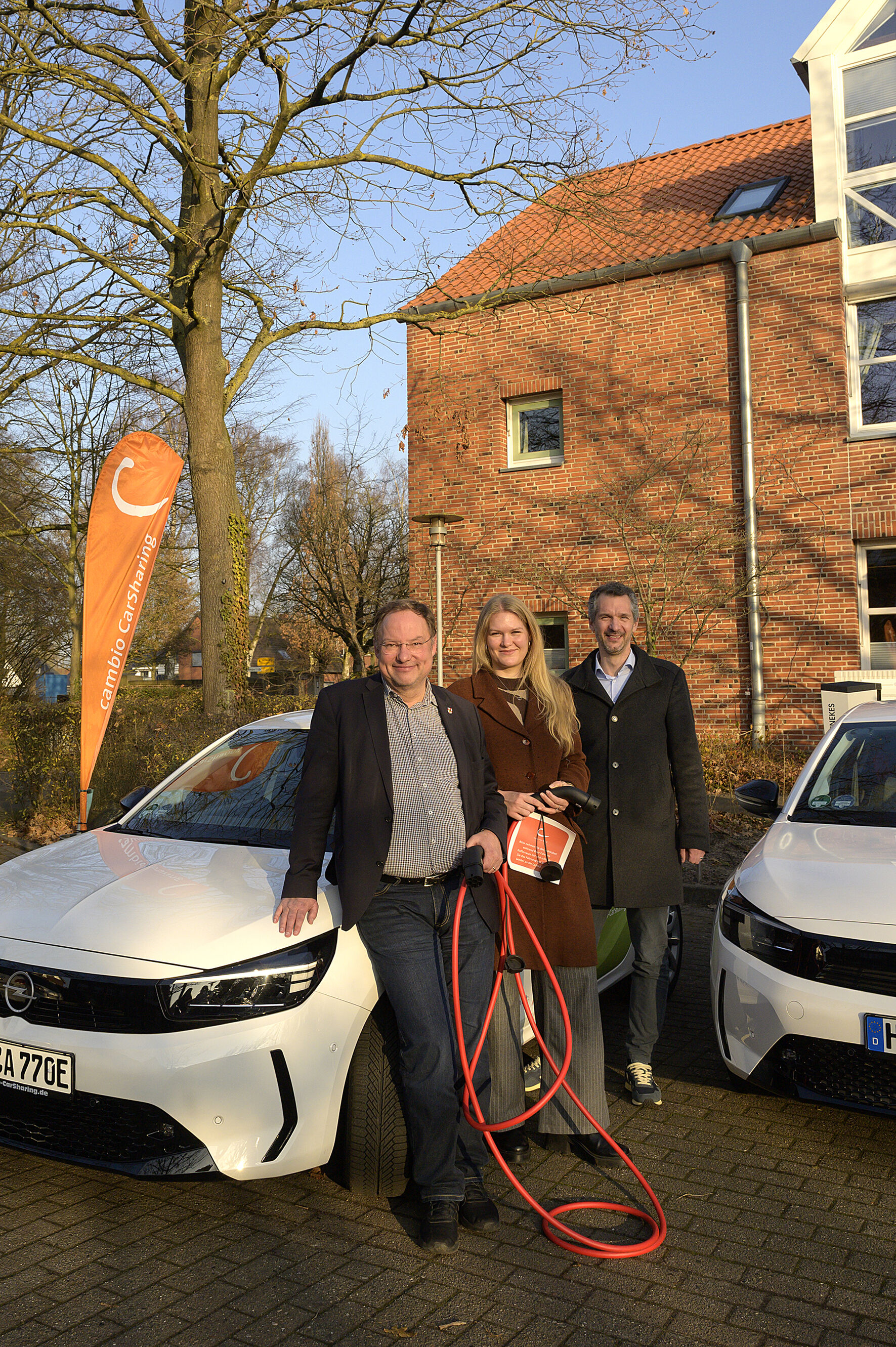 v.l.n.r.: Stephan Korte, Bürgermeister Gemeinde Stuhr, Vanessa Kanther, Fachdienstleitung Organisation und Lasse Schulz, Geschäftsführer cambio Bremen