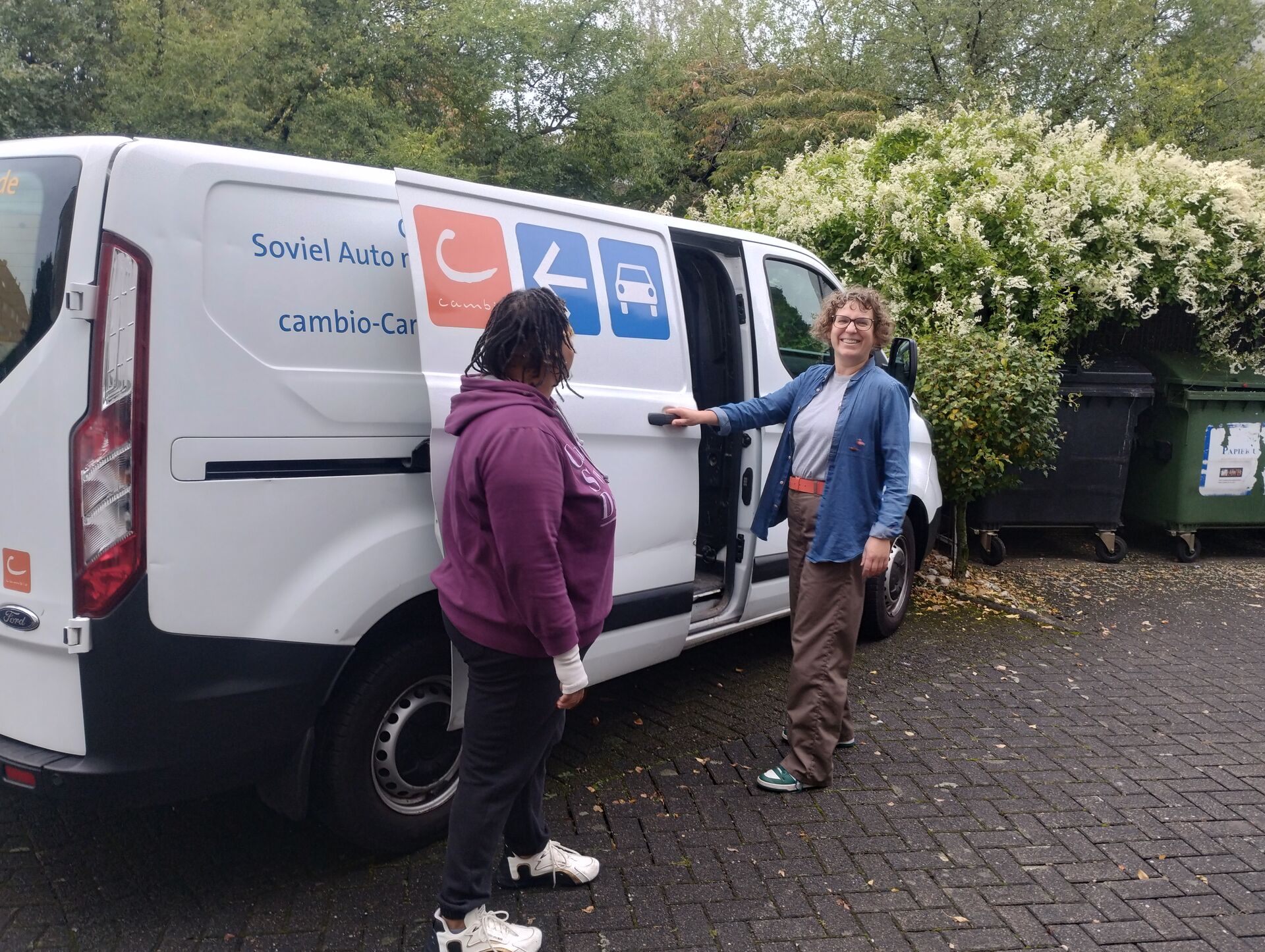 Zwei Frauen am cambio-Auto