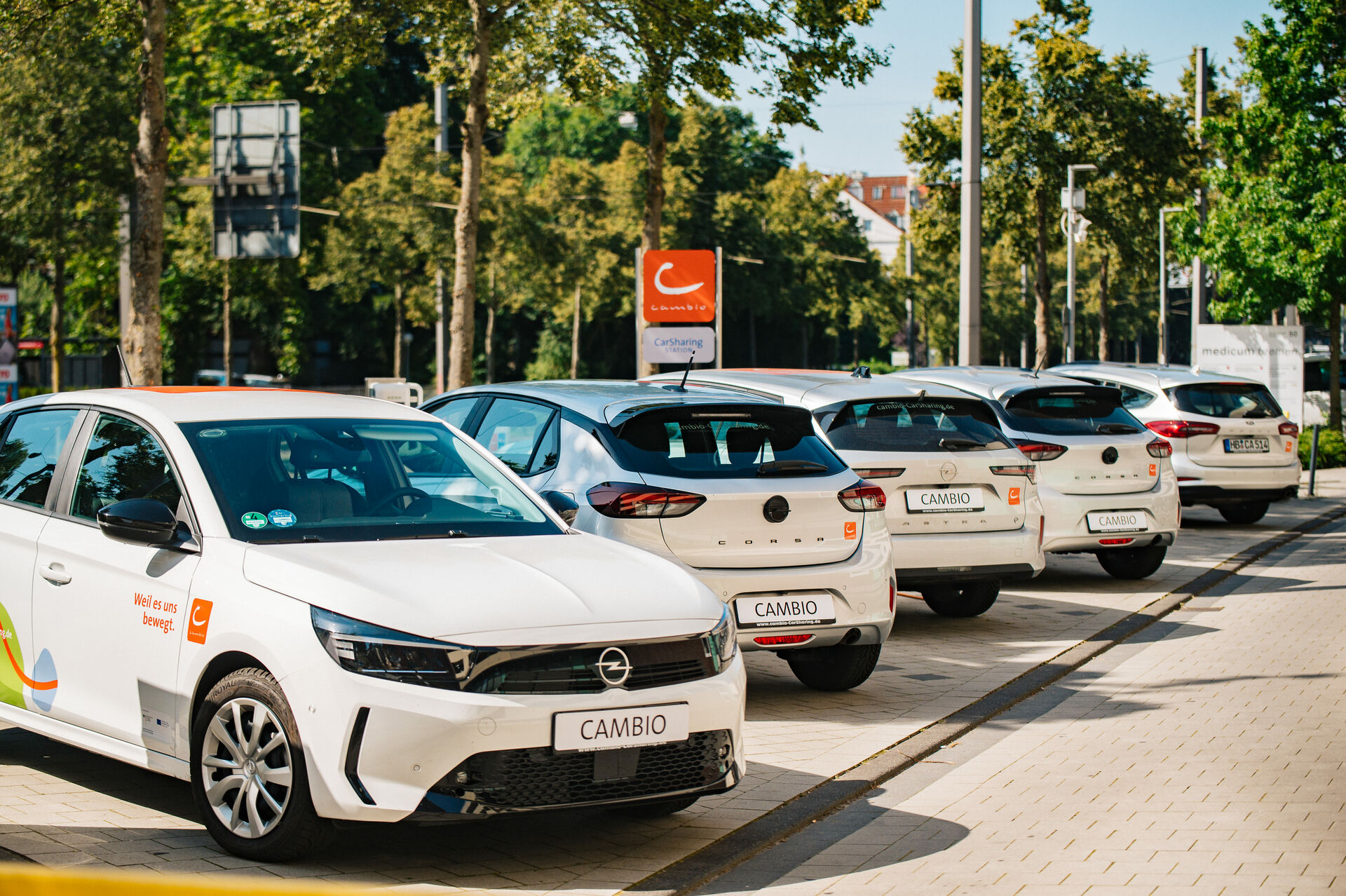 CarSharing-Autos stehen an einer Station.