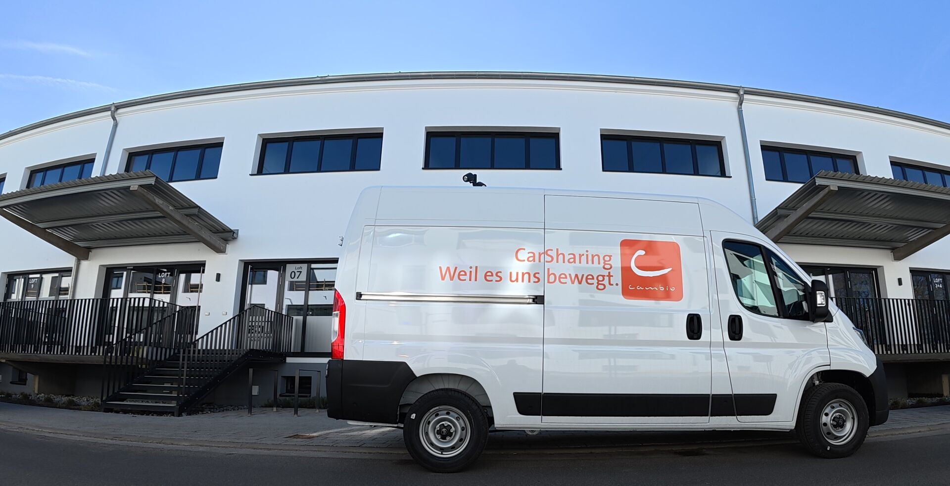 Cambio Transporter vor einem Haus
