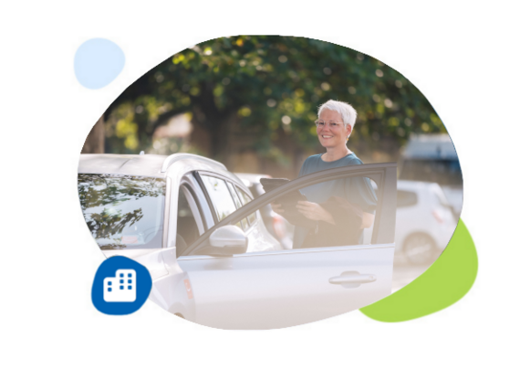 Unternehmerin an einem cambio-Auto