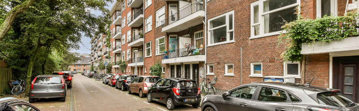 Autos parken in einer Wohnstrasse