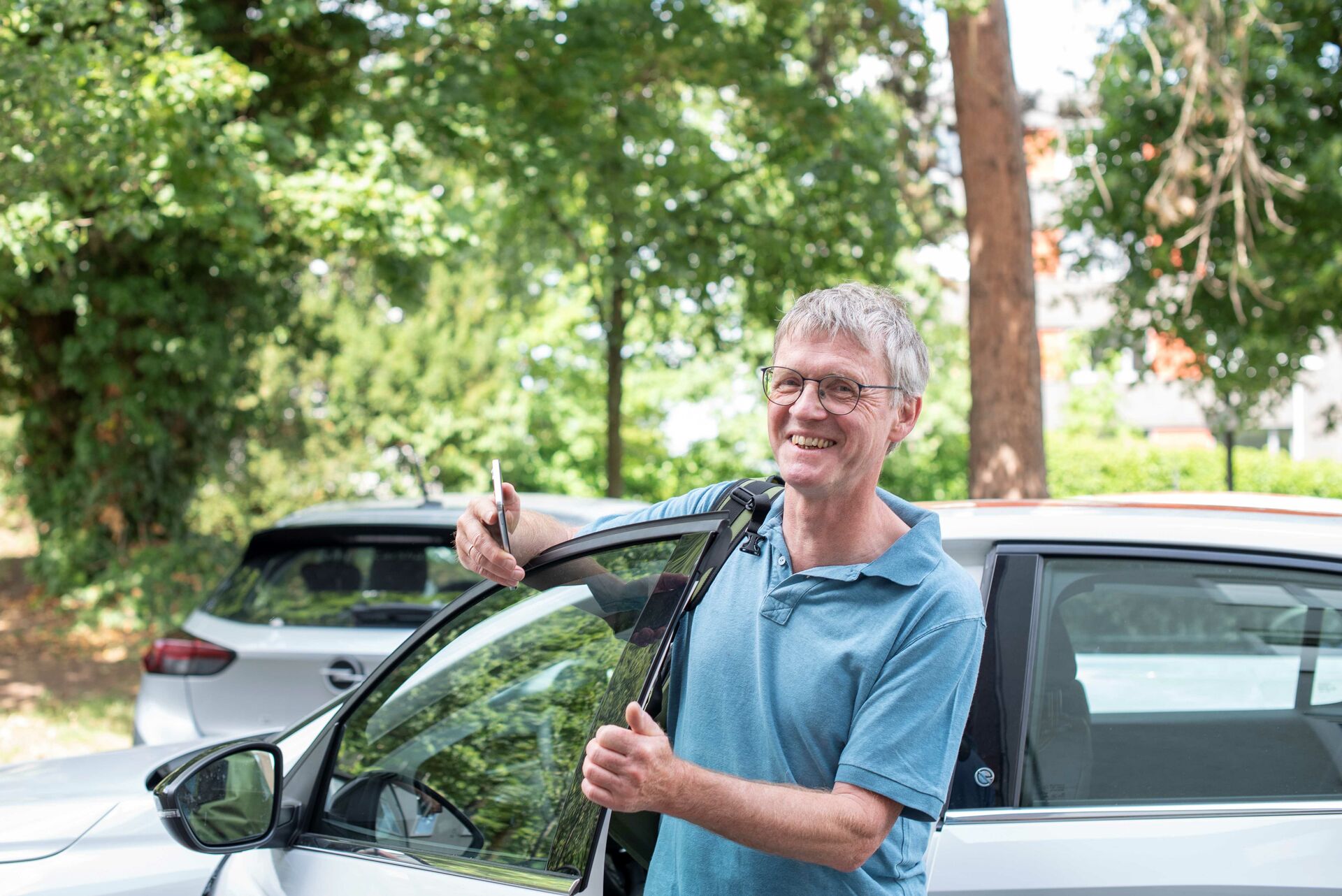 Ein Mann steigt aus einem CarSharing-Auto aus