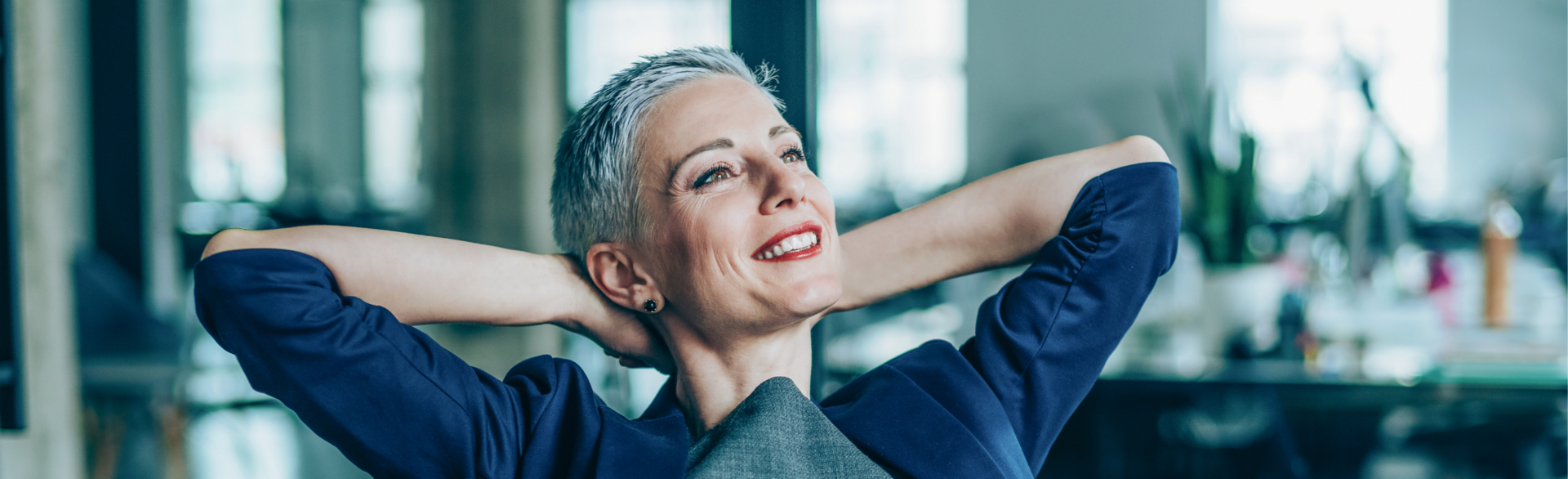 Frau in Businesskleidung am Schreibtisch