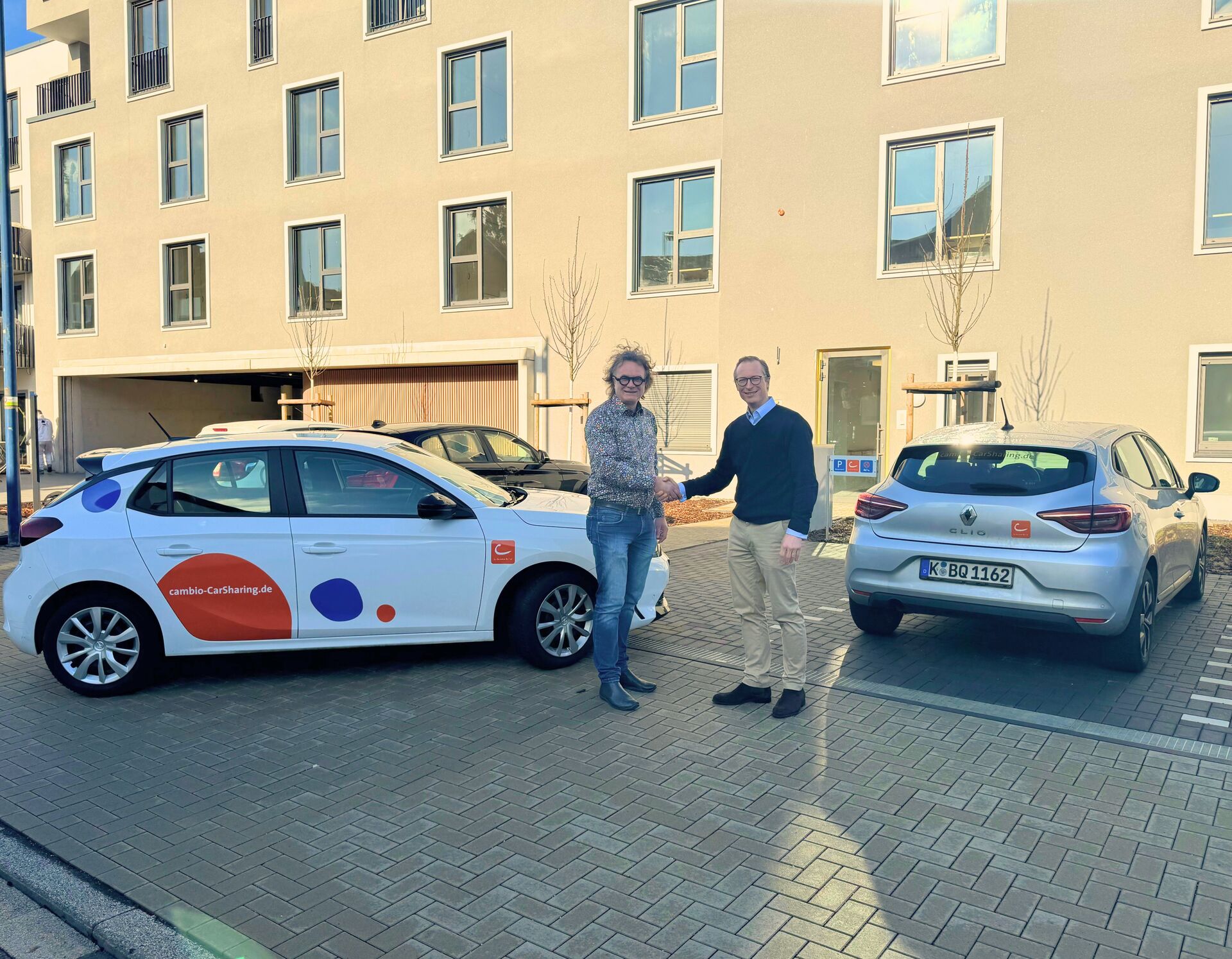 Ralph Herbertz (links) und Leopold von Bismarck-Osten (rechts) an der neuen cambio-Station in Hürth.