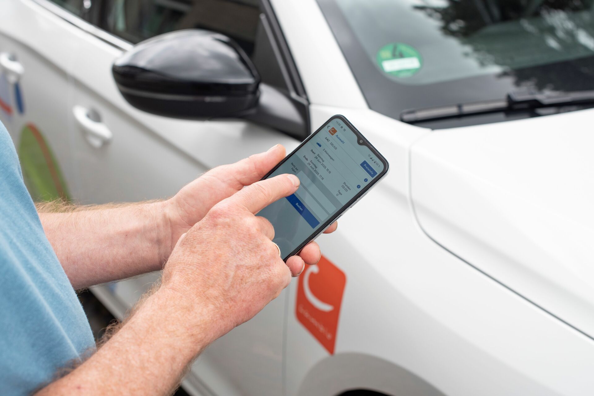 Eine Person bucht ein Auto mit der cambio-App