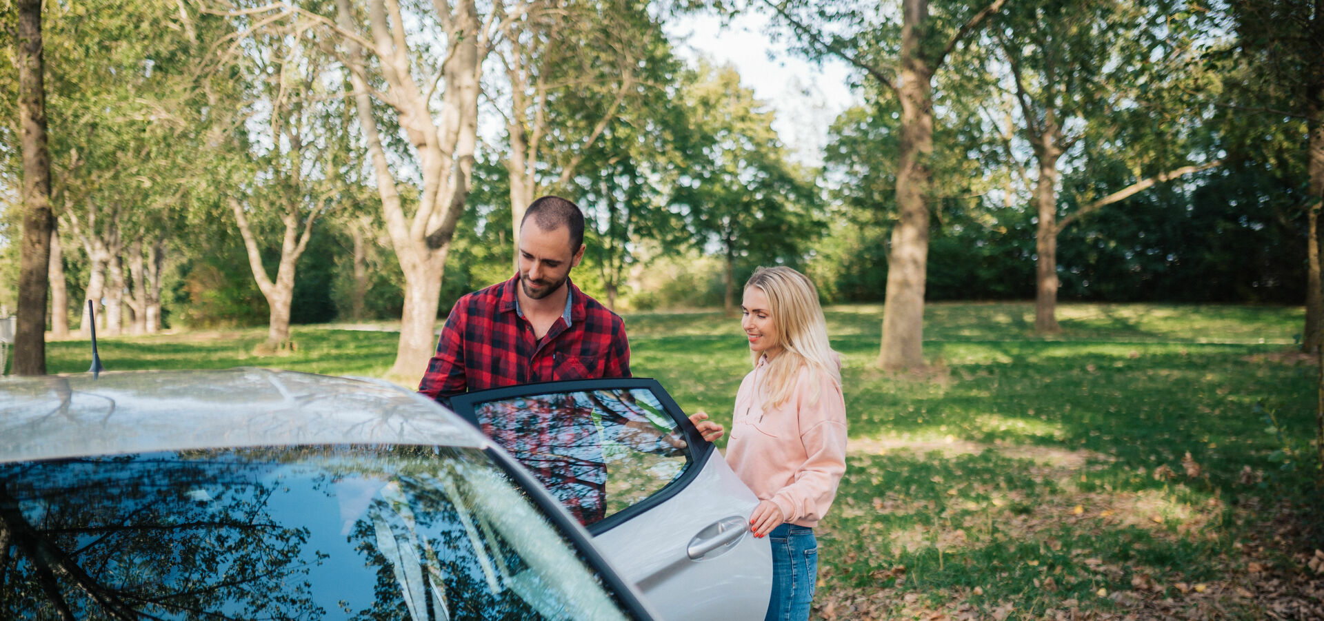 Mann und Frau am cambio-Auto