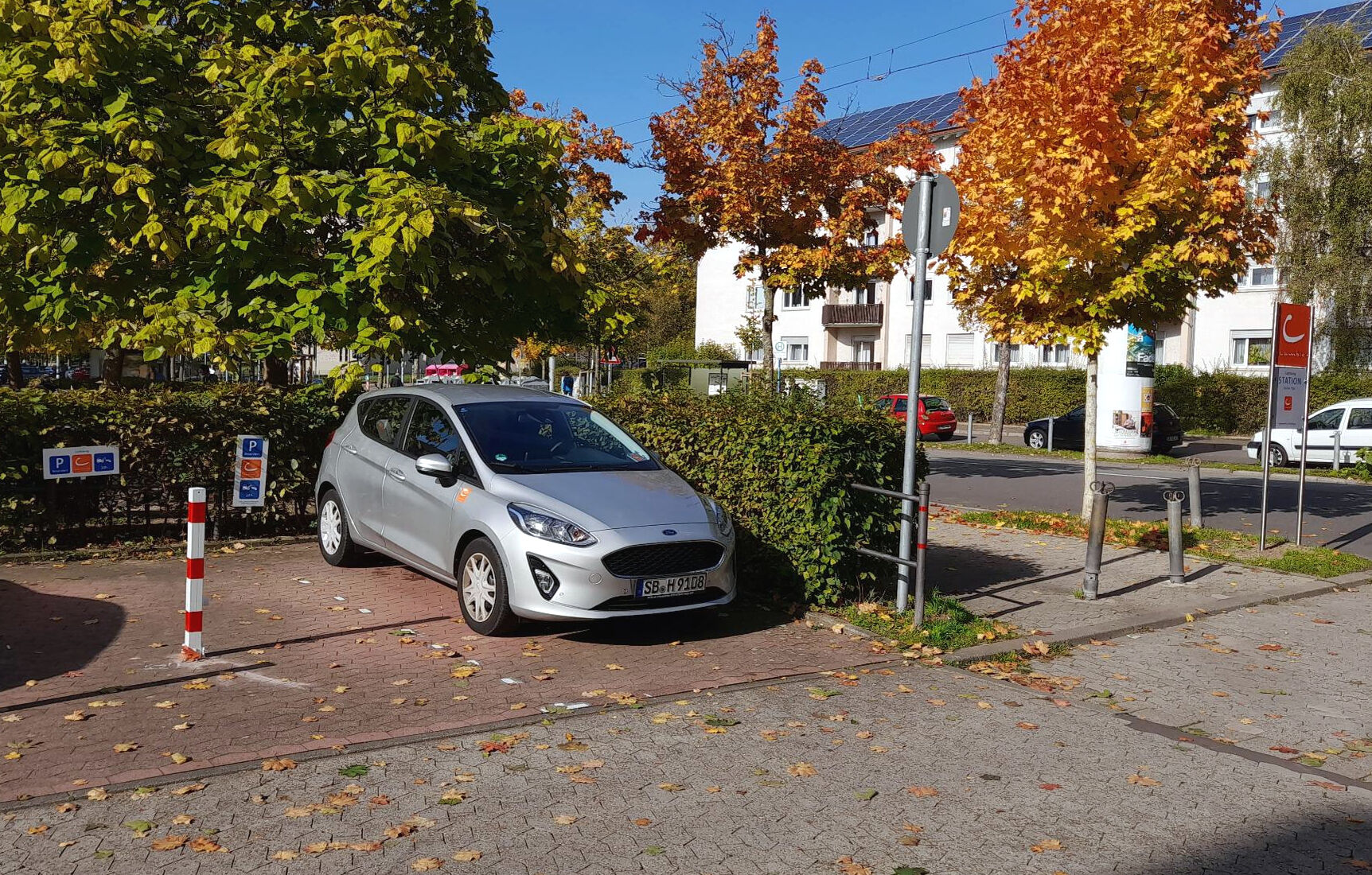 Bild eines cambio-Autos auf einem Parkplatz