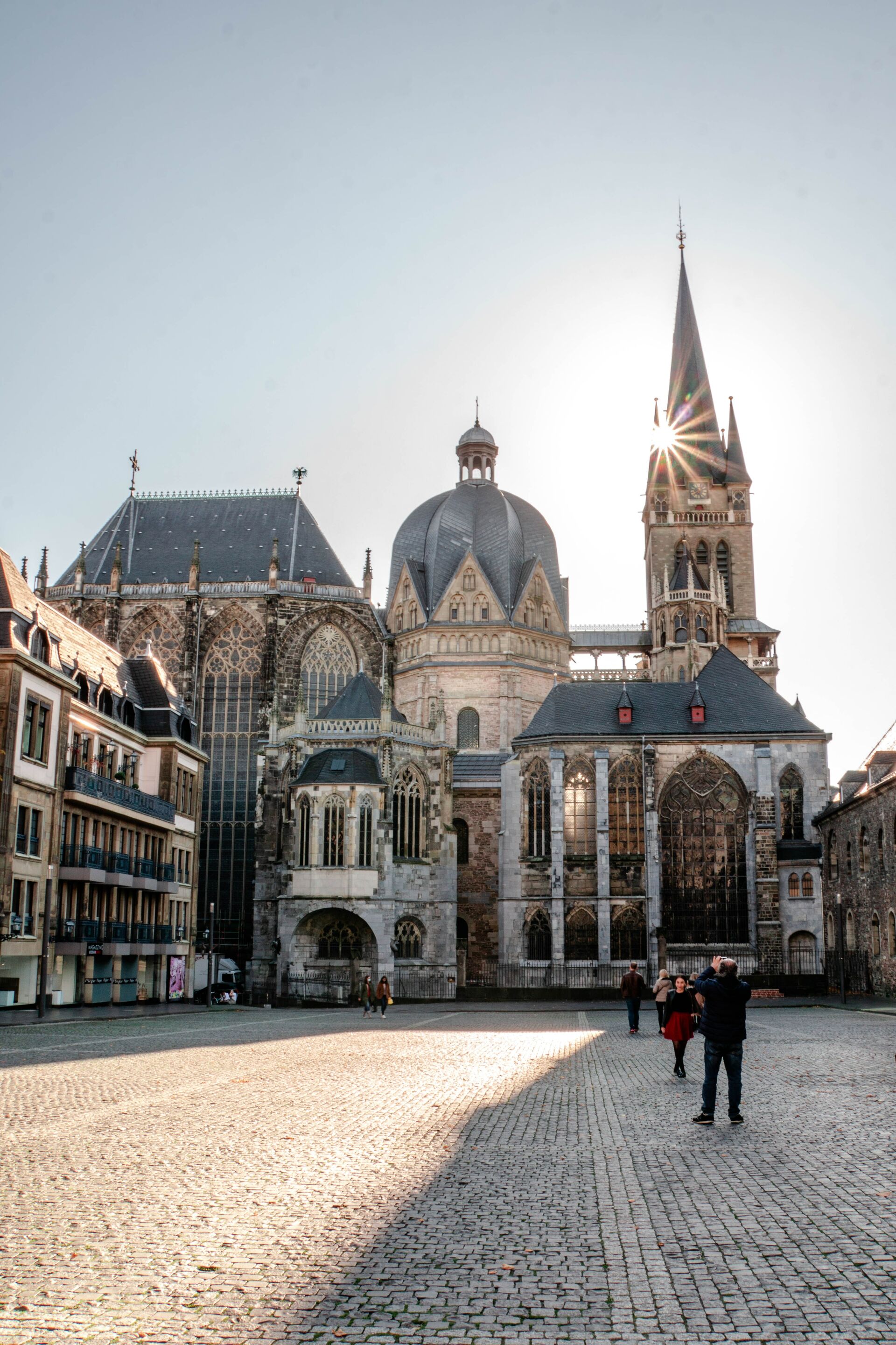 Der Dom in Aachen bei blauem Himmel 