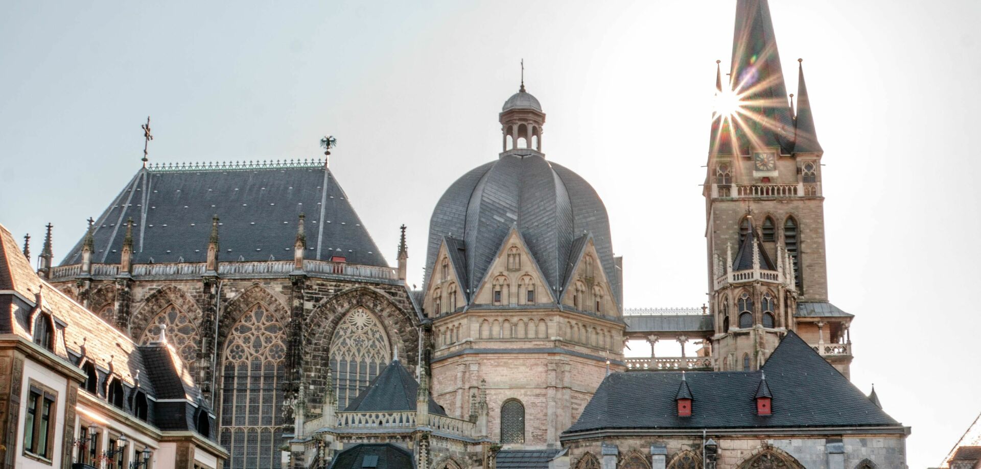 Der Dom in Aachen bei blauem Himmel 
