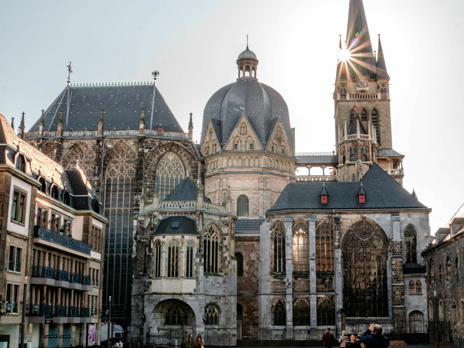 Der Dom in Aachen bei blauem Himmel 