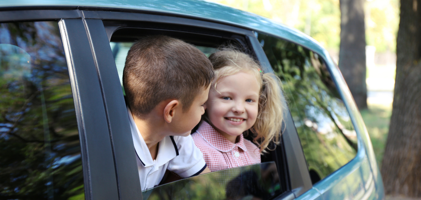Junge und Mädchen schauen aus Autofenster