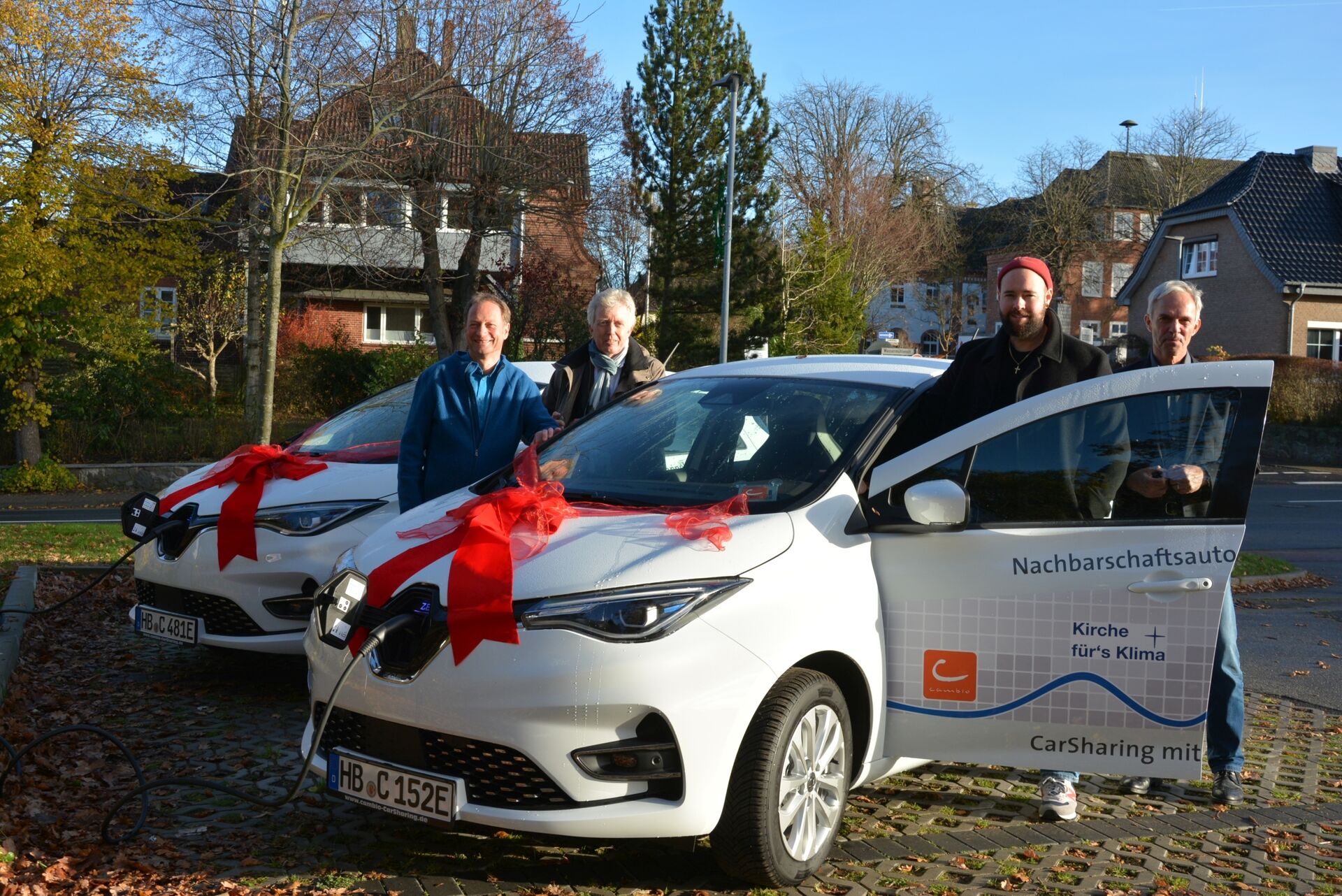 Zwei cambio-Auto mit roten Schleifen auf der Motorhaube an cambio-Station in Kappeln