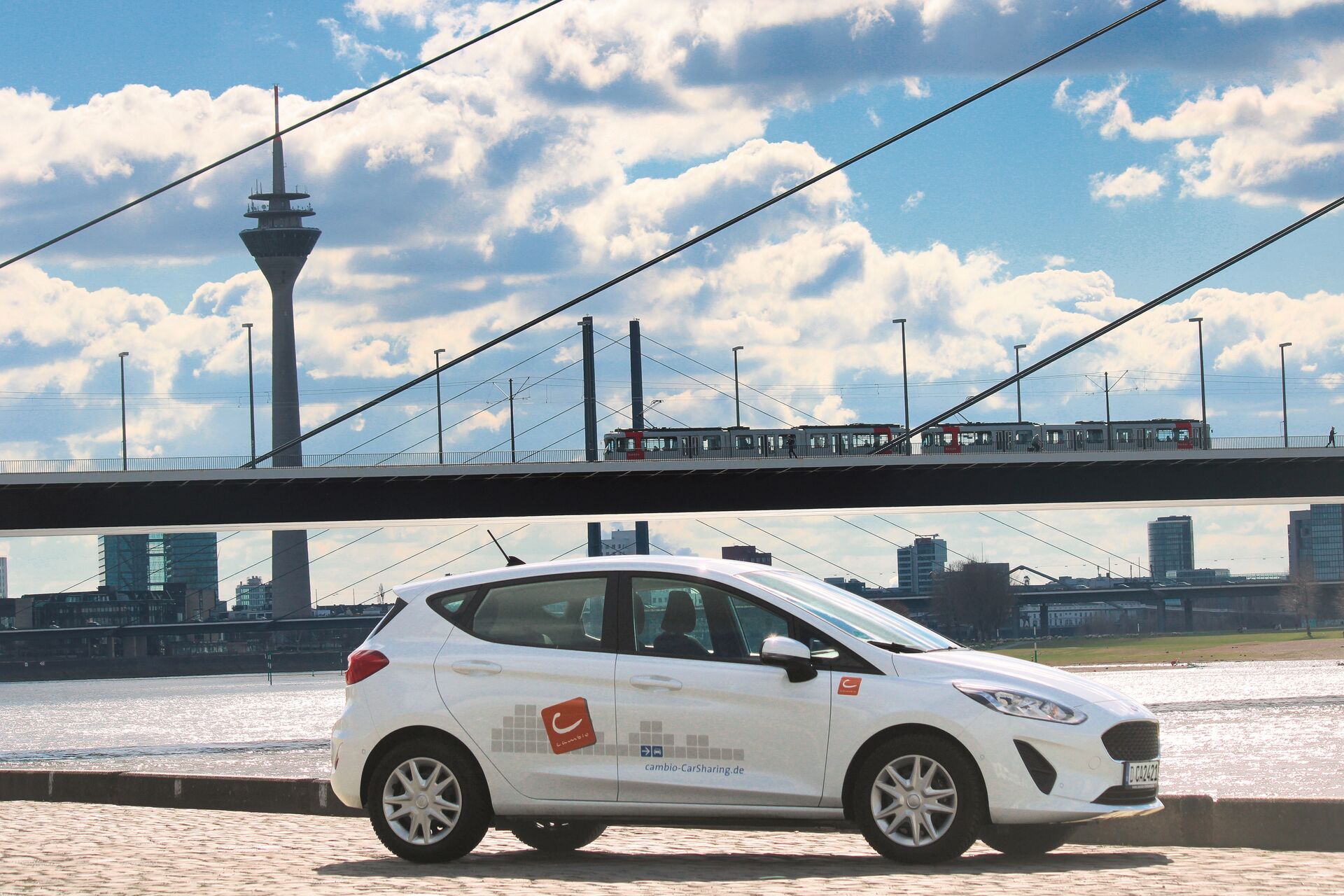 Bild eines Cambio-Autos vor der Oberkasseler Brücke