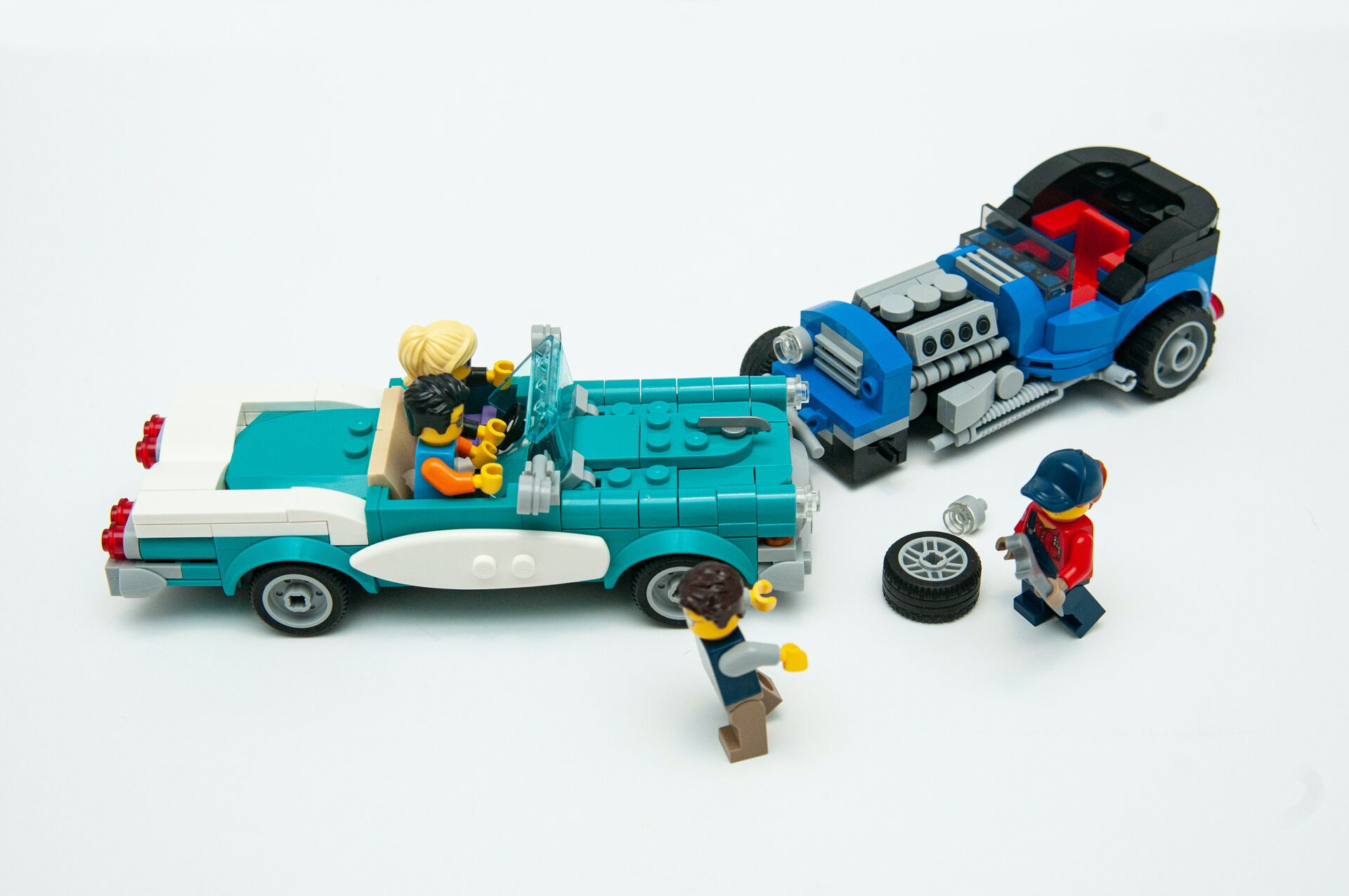 Zwei Autos und vier Menschen aus Lego