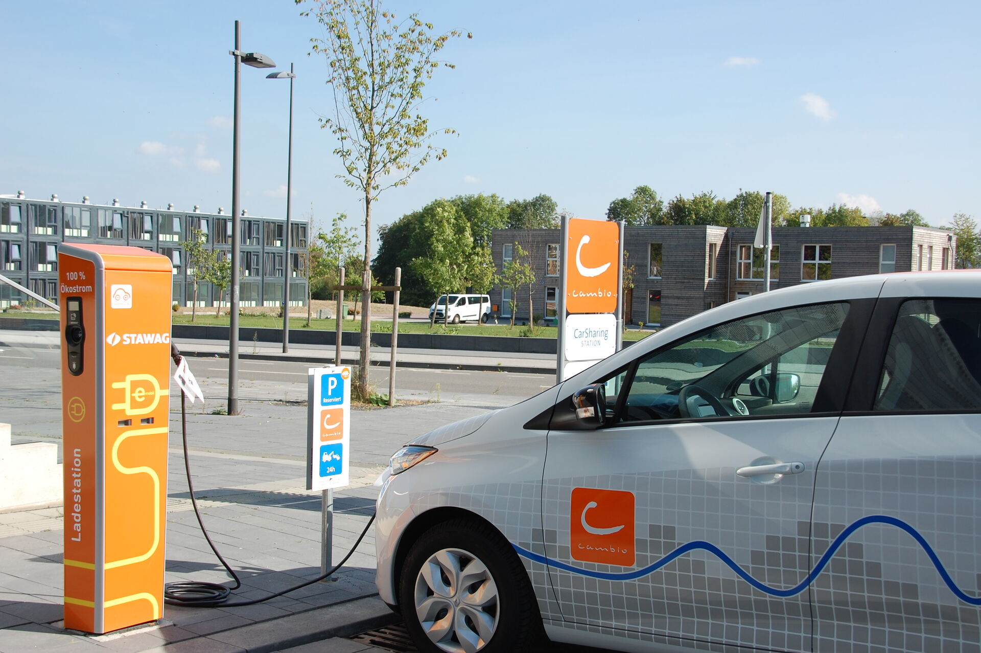 Ein E-Auto von cambio lädt an einer Station in Aachen.