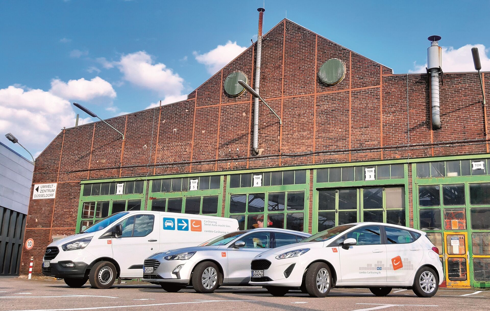 Bild von drei Cambio-Autos vor einem Strassenbahndepot