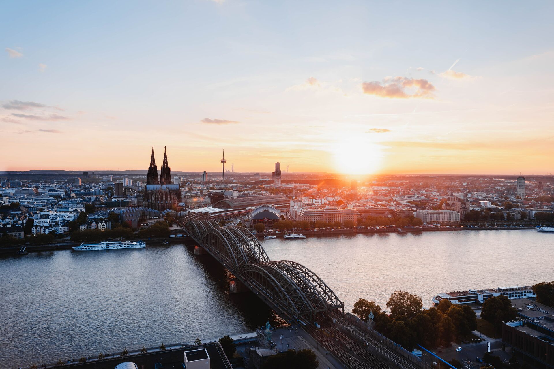 Sonnenuntergang über den Dächern von Köln
