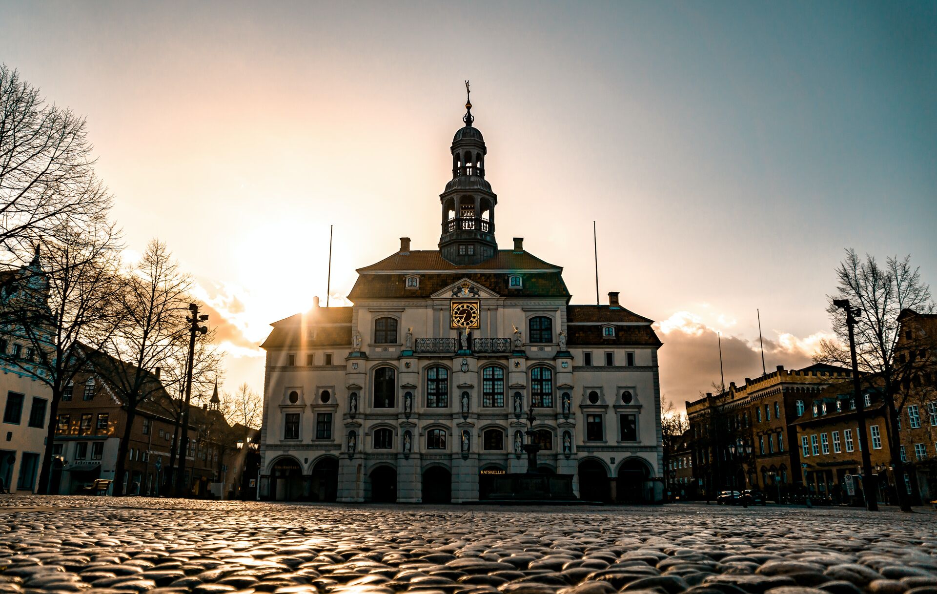 Blick auf das Rathaus in Lueneburg mit der Sonne im Hintergrund