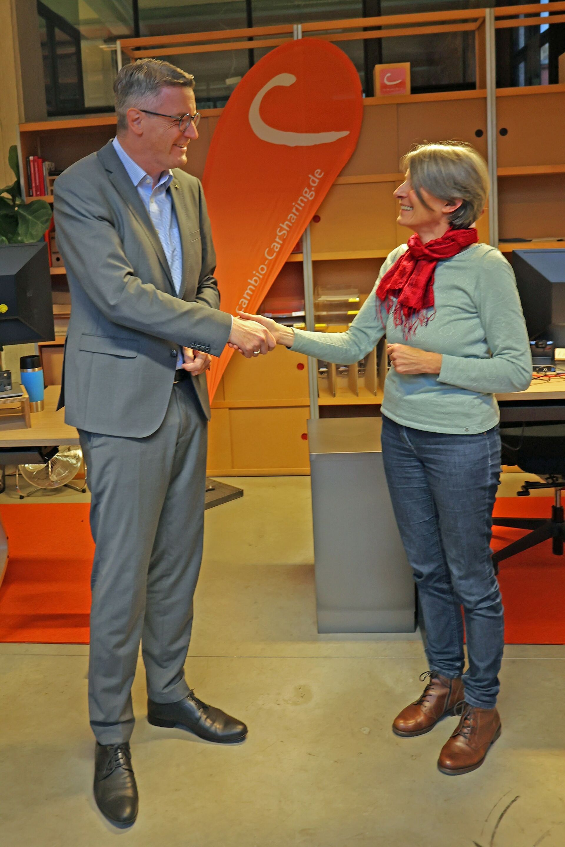 Dr. Tim Grüttemeier gratuliert cambio Aachen zum Jubiläum