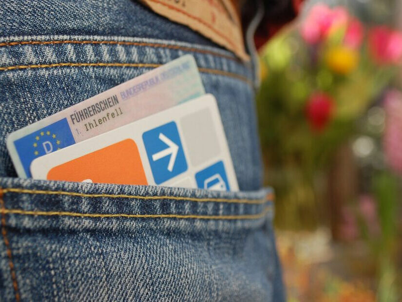 Ein Führerschein und eine cambio-Card stecken in der Gesäßtasche einer Jeans