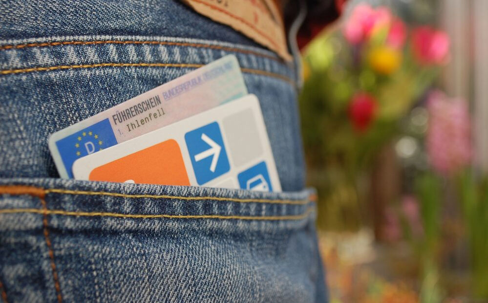 Ein Führerschein und eine cambio-Card stecken in der Gesäßtasche einer Jeans