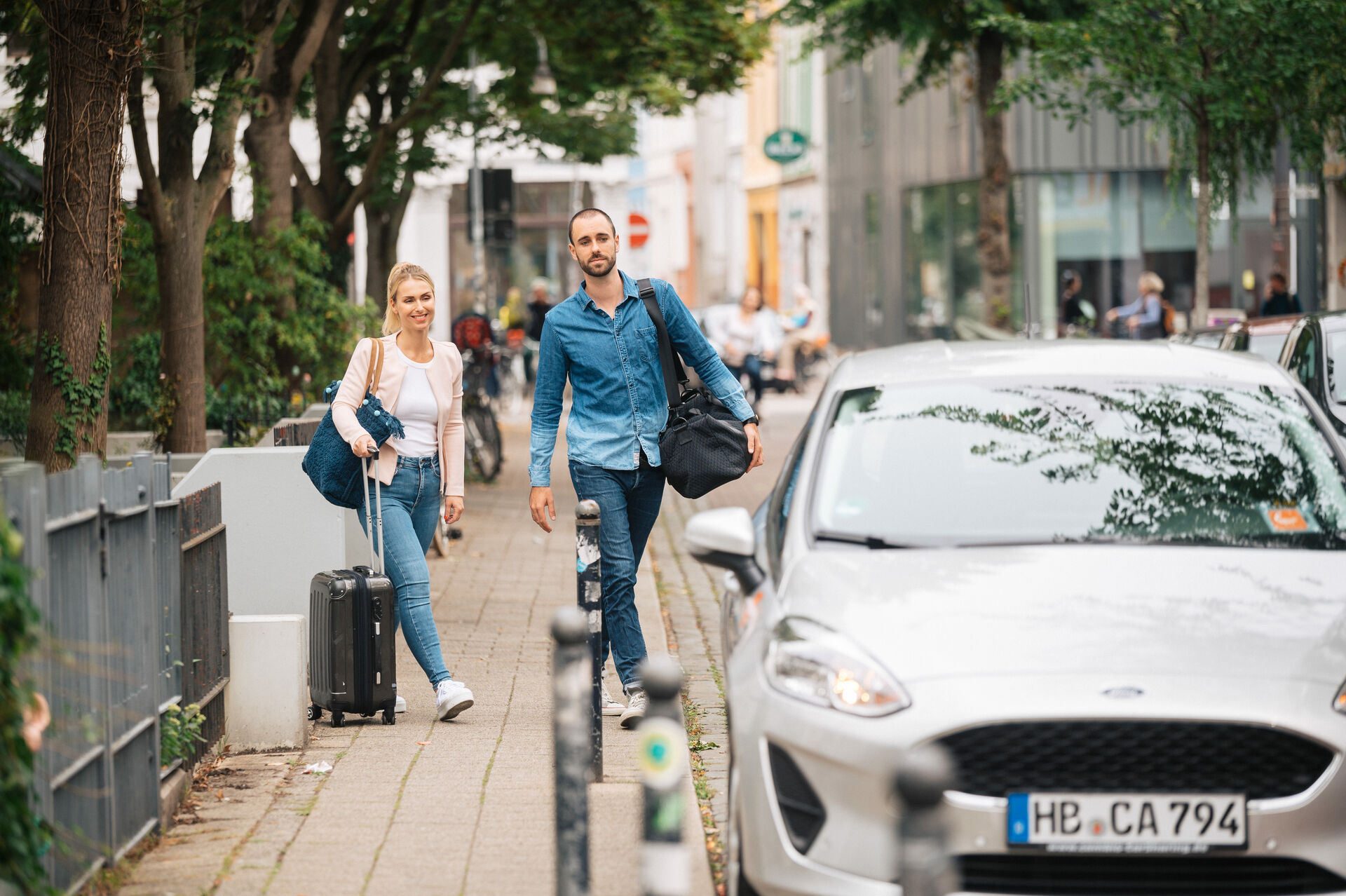 Mann und Frau beladen cambio-Auto in Bremer Wohnstrasse