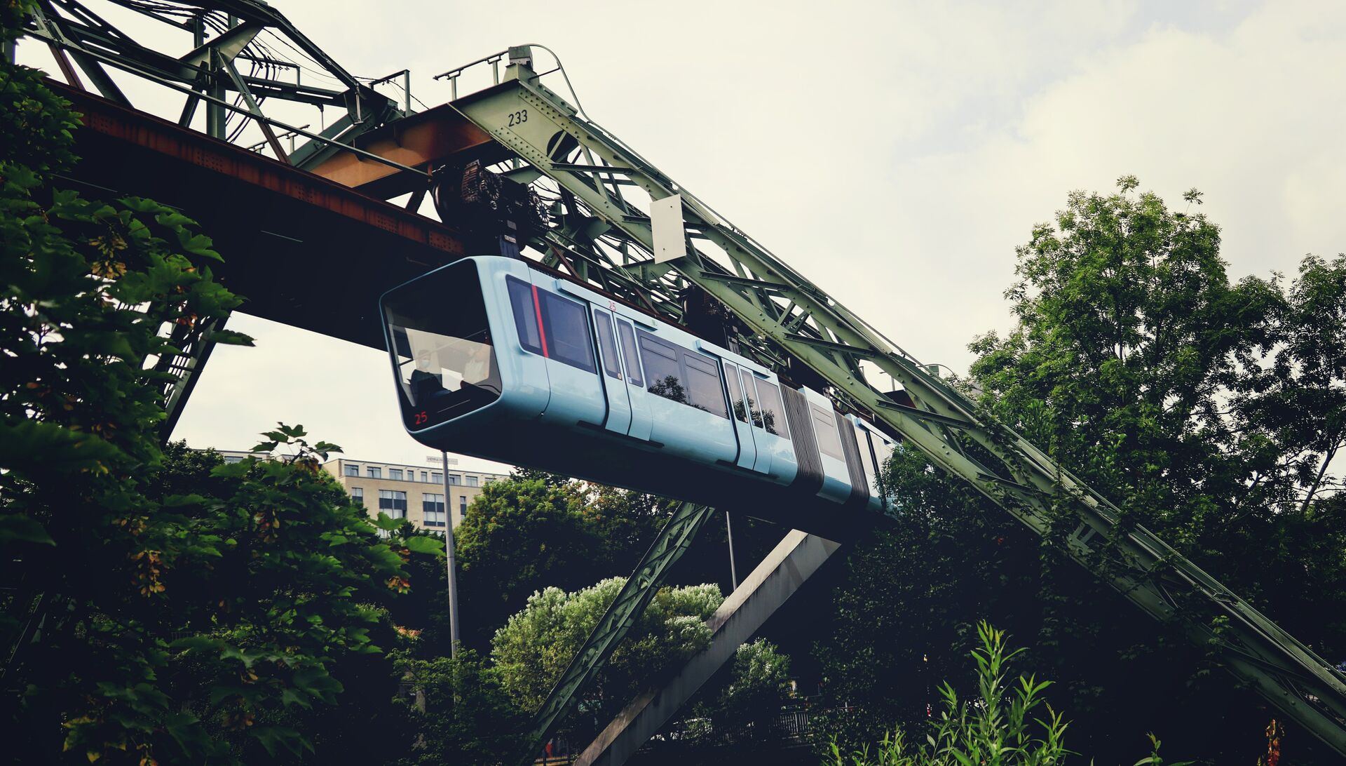 Schwebebahn in Wuppertal im Grünen