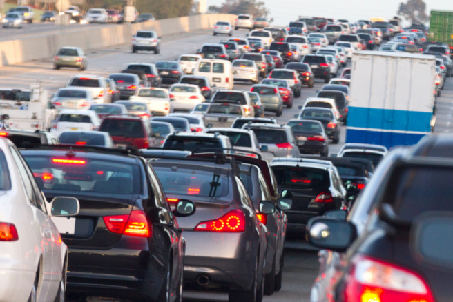 Eine mehrspurige Straße voller Autos und Lkw.