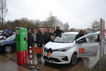 Mehrere Menschen stehen in Verden vor einer Ladesäule für ein cambio-Auto.