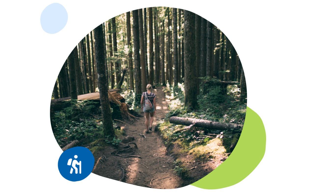 Frau wandert alleine durch den Wald