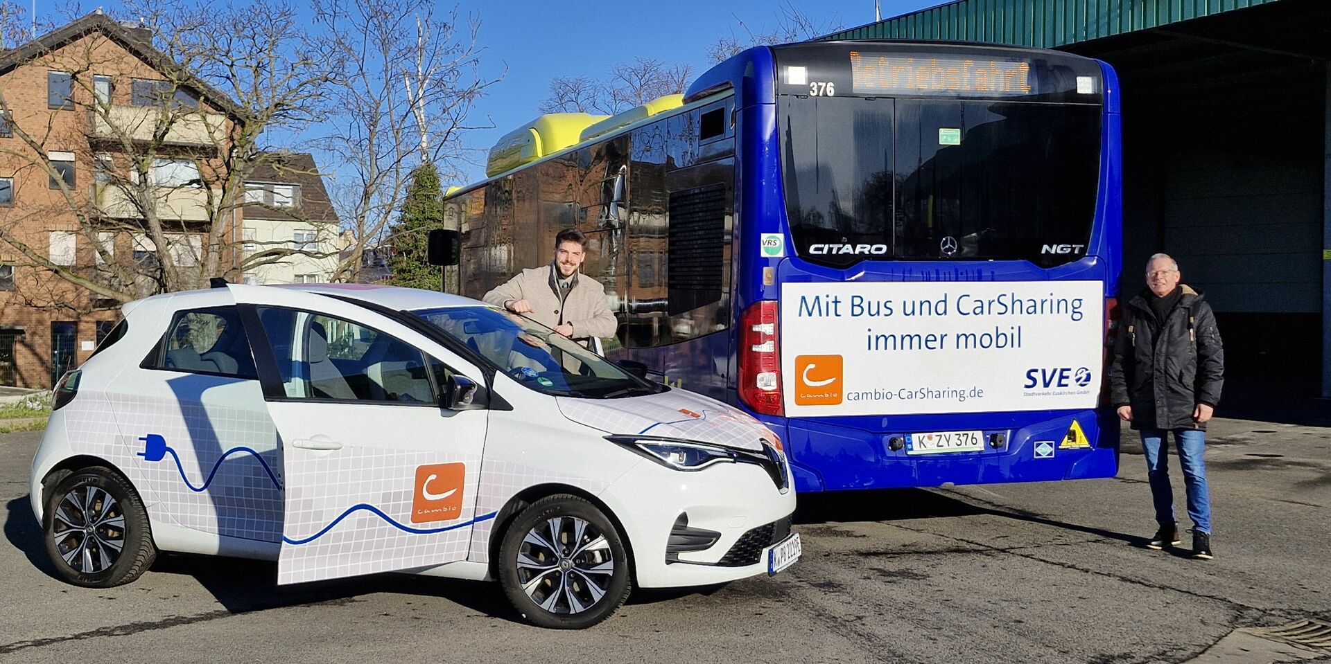 E-Auto von cambio steht neben einem Bus der SVE.