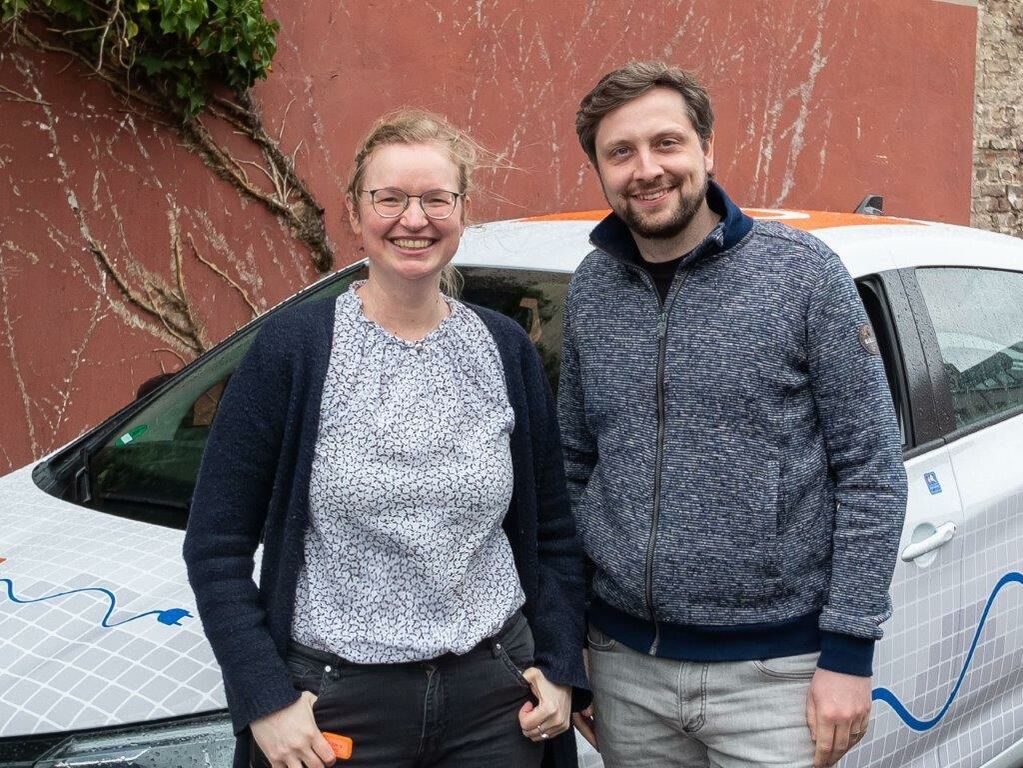 Petra Althausen und Tim Betzin am cambio-Auto