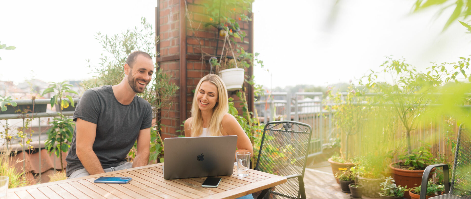 Mann und Frau schauen in einen Laptop